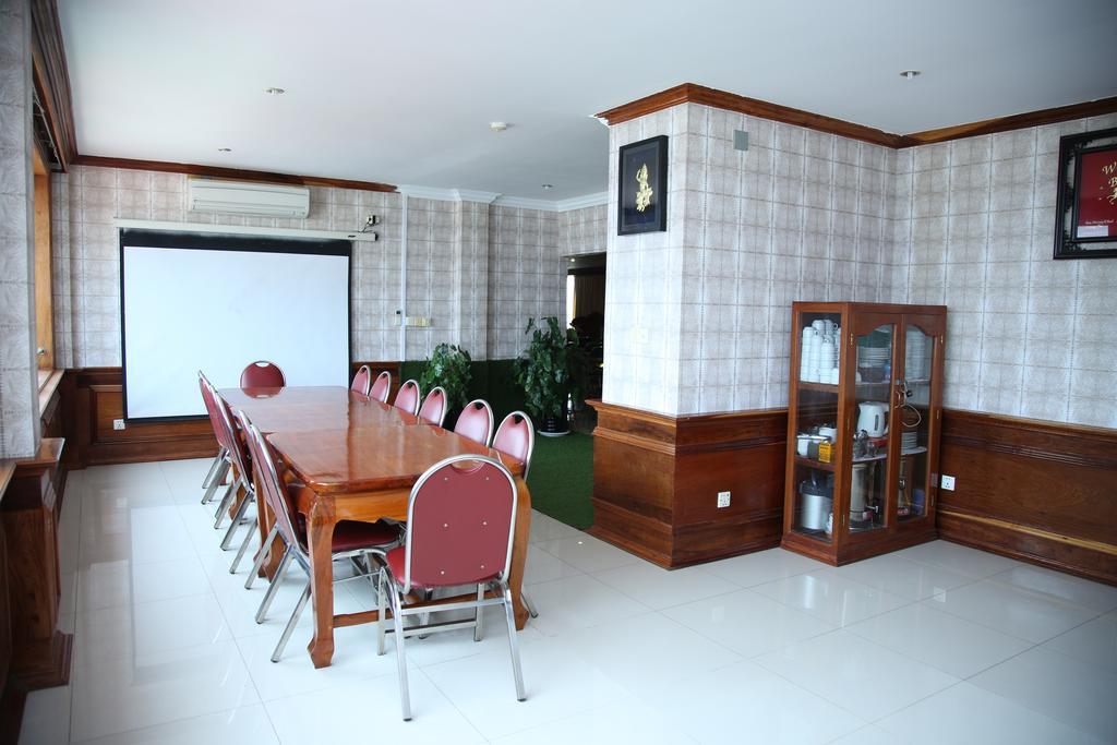Holiday Hotel Battambang Exterior photo