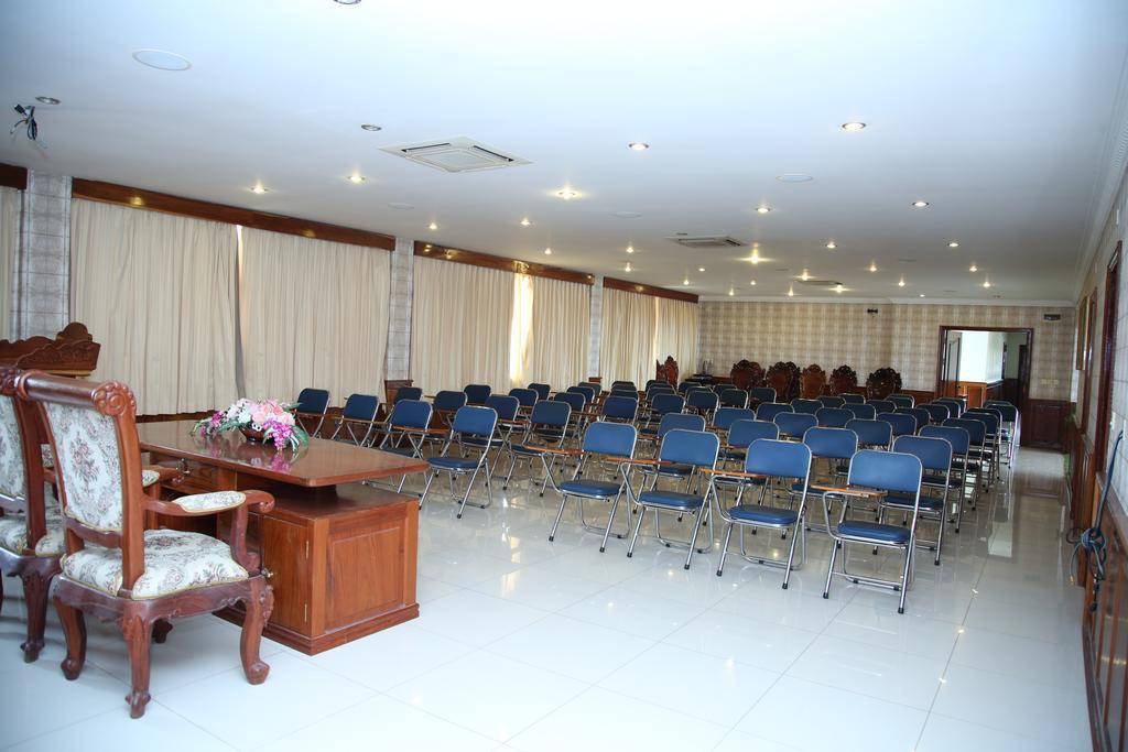 Holiday Hotel Battambang Exterior photo