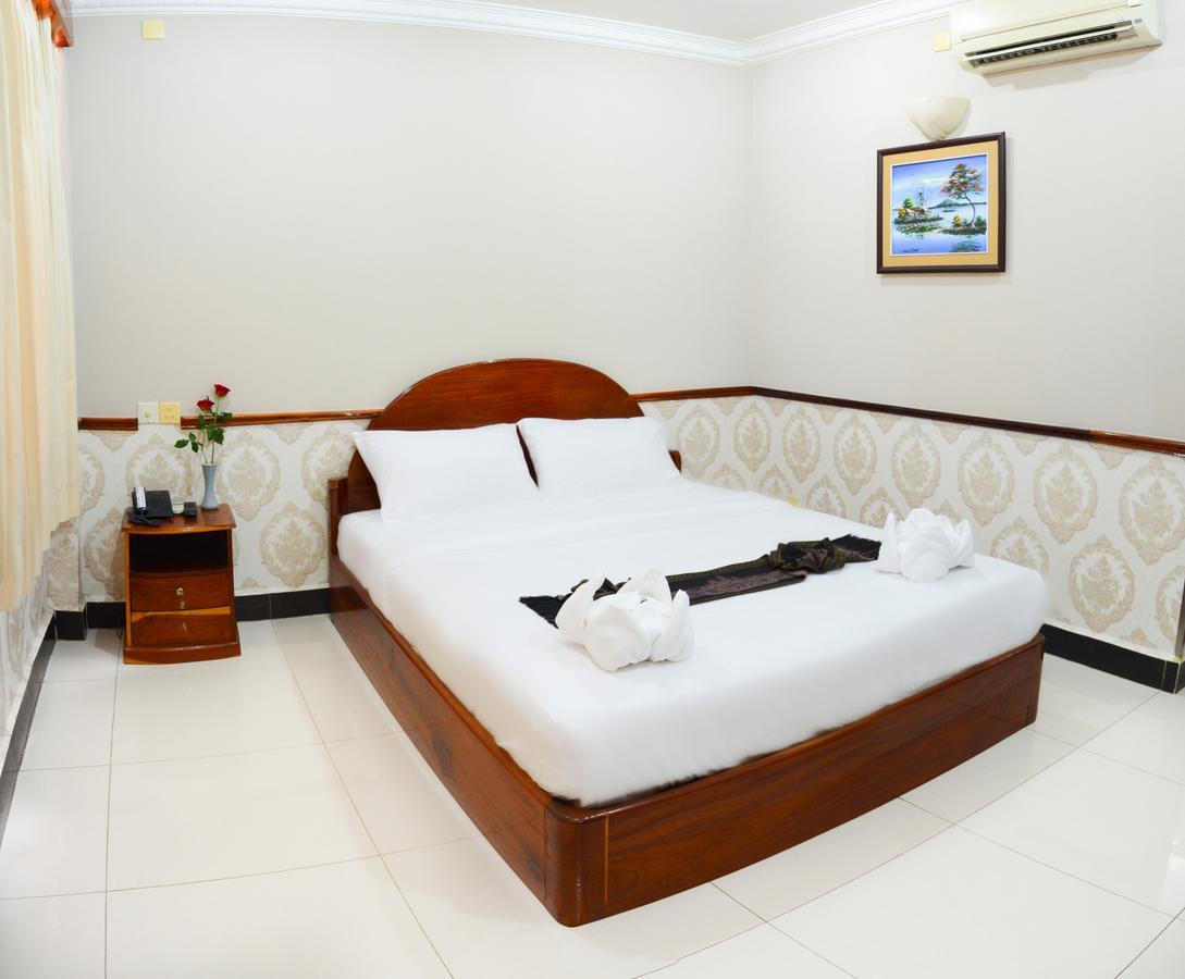Holiday Hotel Battambang Exterior photo