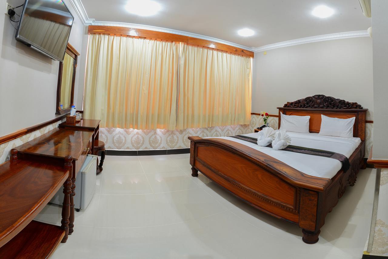 Holiday Hotel Battambang Exterior photo