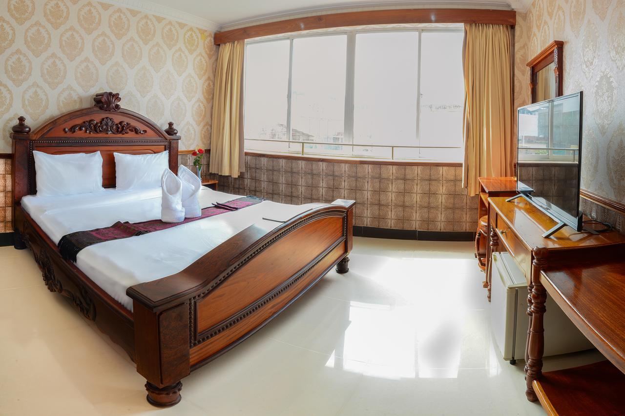 Holiday Hotel Battambang Exterior photo