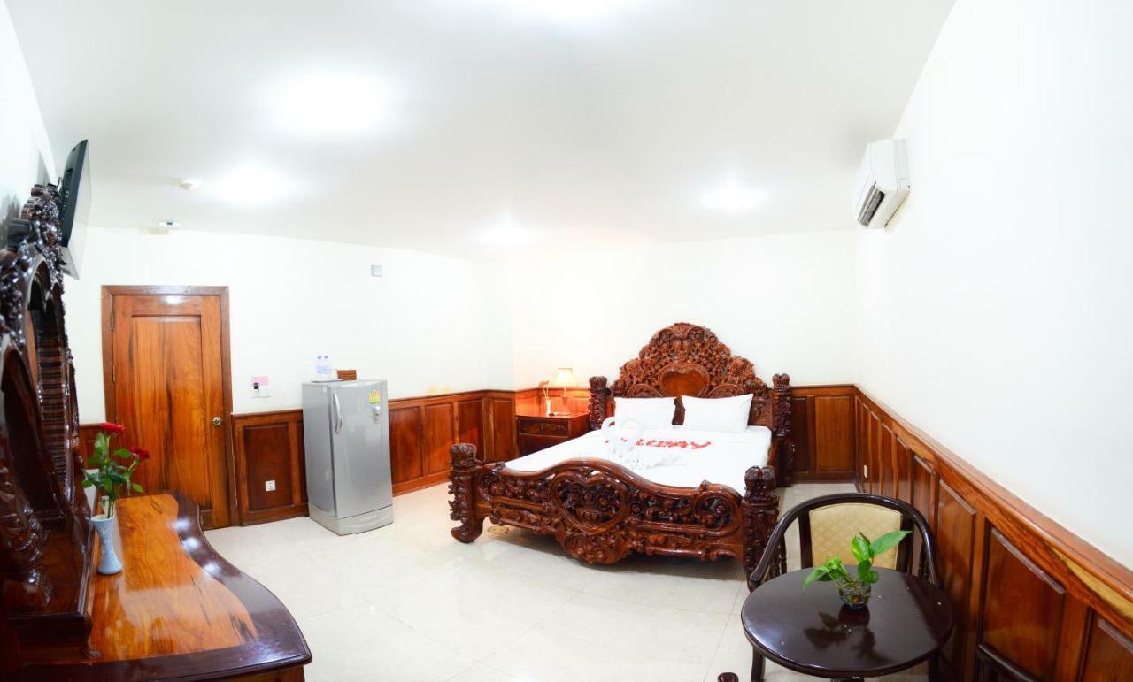 Holiday Hotel Battambang Exterior photo