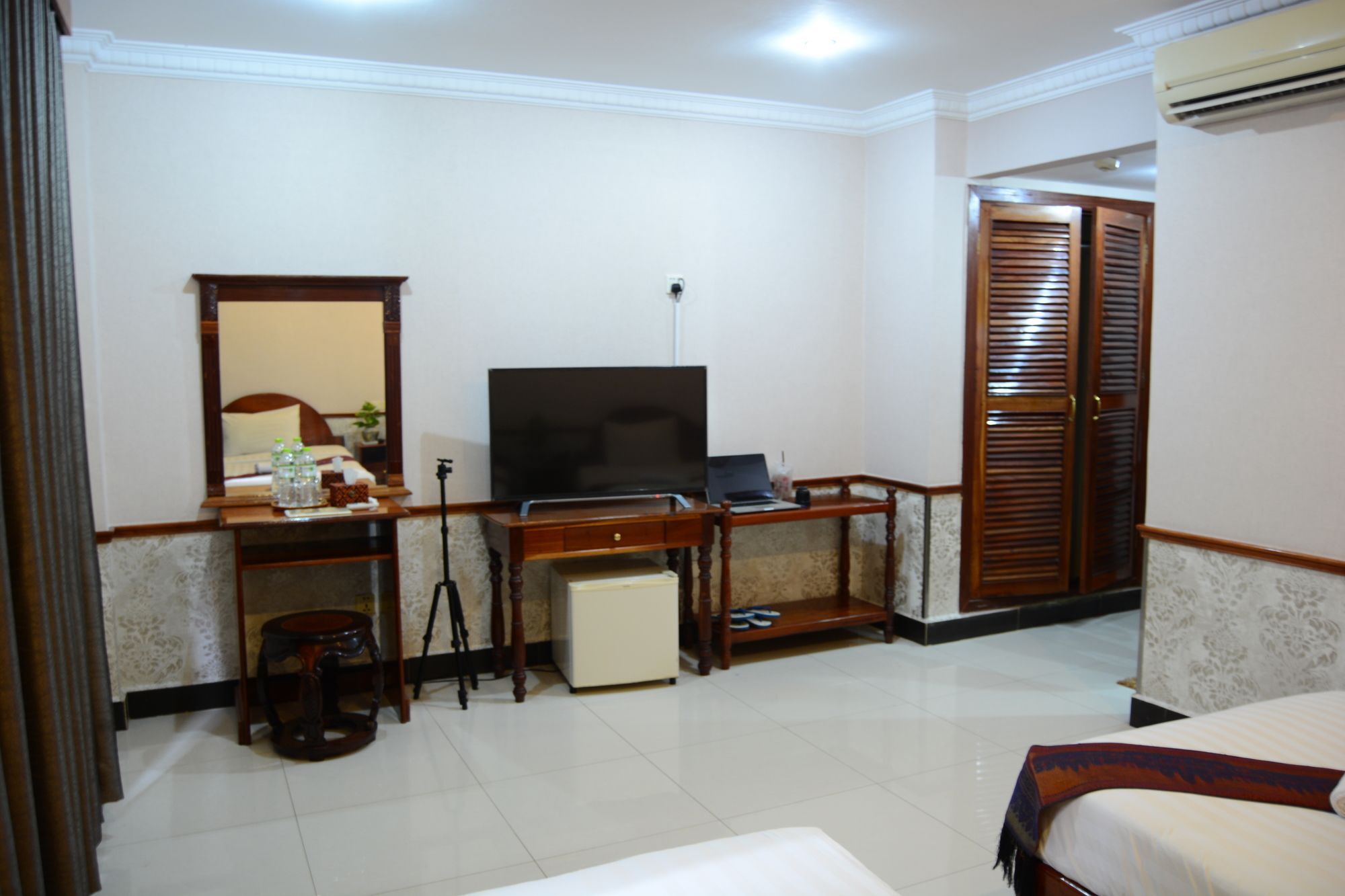 Holiday Hotel Battambang Exterior photo